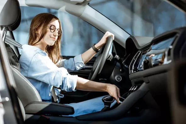 mujer-pasando-cambios-auto-lucano