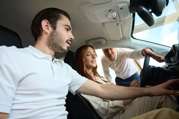 pareja-eligiendo-un-auto-lucano